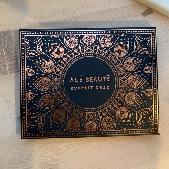 Ace Beaute Scarlet Dusk Eyeshadow Palette - Picture 4 of 4